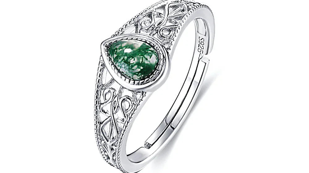 Kaitlan Collins Spouse and the Timeless Allure of Moss Agate Rings